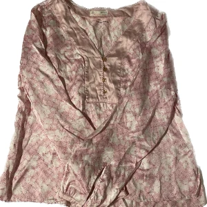 Odd Molly Siden Blus - Rosa Odd Molly blus med gulliga detaljer och blommönster⭐️Köpt second hand men aldrig använd av mig, säljer pga har ingen användning av den💋