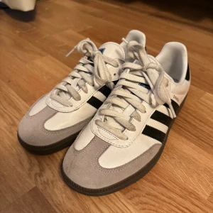 Adidas sambas  - Fina sambas, som är använda men inga stora skador eller täcken på slitage, enbart liten fläck fram på mockan på båda sidorna (se bild), snörerna är lite skitiga också men inget som inte går att få bort tvätt medel, säljer på grund av liten användning 