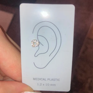 Piercing  - Silver. Hjärtformad-inte använd.
