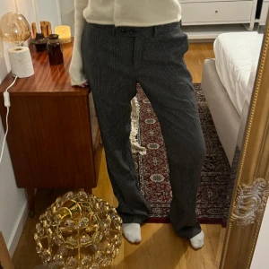 Kostymbyxor - Grå kostymbyxor köpte second hand men från HM, någon gammal kollektion 💖 storlek 42