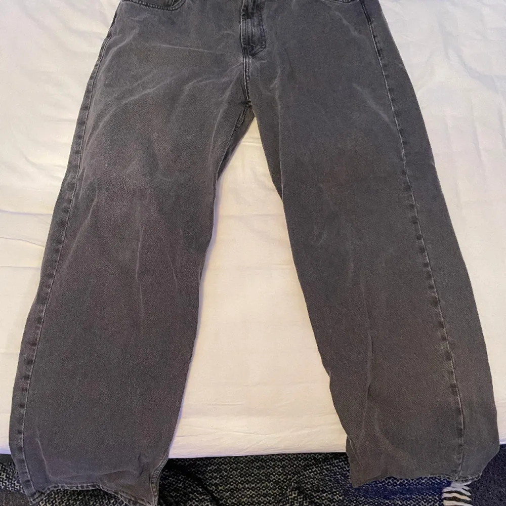Ett par gråa big skate jeans från sweet skate. Säljer pågrund av använder aldrig. Skriv vid intresse.. Jeans & Byxor.