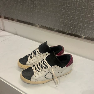 Philippe Model - Ett par Philippe Model i storlek 43, den vänstra skon har en liten slitning vid hälen annars bra skick. Box medföljer