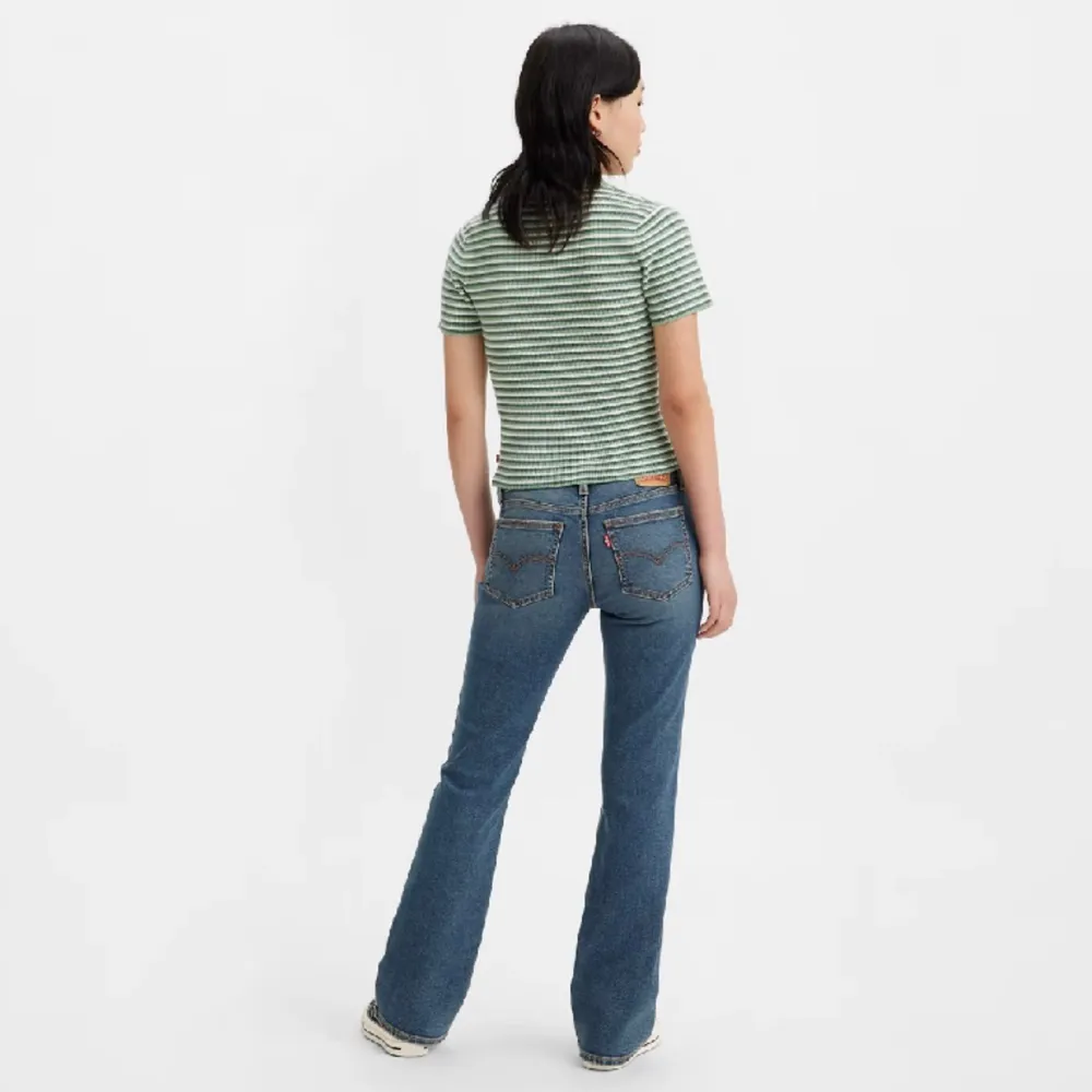 Oanvända Levis jeans som jag säljer för de är tyvärr för stora och glömde lämna tillbaks ❣️❣️frakt ingår !!. Jeans & Byxor.