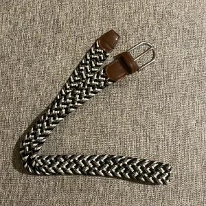 Grisch bälte  - Säljer ett grisch bälte i längden 105 cm, de är dock stretch så de passar nog de flesta. Skick 10/10 aldrig använt. Tveka inte på att höra av er vid eventuella funderingar.