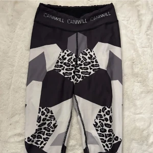 Träningsbyxor  - Säker dessa träningsbyxor från ICIW. Storlek S/M. Dom är otroligt fina och framhäver formerna väldigt fint. Byxorna är i bra skick och använda ett fåtal gånger😍Priset kan diskuteras🫶🏼