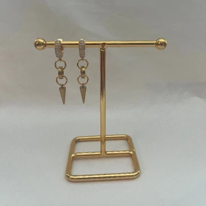 STILSTHLM  - Super snygg örhängen! Finns i guld men kan göra liknande i silver.  Köp för 109kr/st Eller 199kr/paret. Modell 129 Smyckes ställningen finns även att köpa för 299kr!