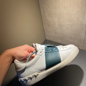 Valentino open - Valentino open  - Size: 41 fits 42 - Cond: 8,5/10 - Bin:2499kr - Bud:2399kr  - Bud höjs med minst 100kr!