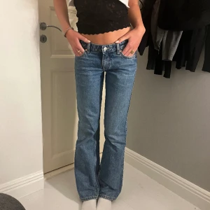 Lågmidjade jeans✨✨ - Lågmidjade jeans från Weekday, i toppenskick! Modell Low arrow, nypris 590kr!