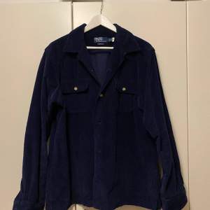 Polo Ralph lauren overshirt i Manchester som enbart är använd 1 gång pga felköp av storlek! Nypris ligger på 1900kr