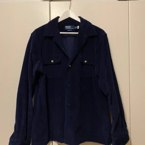 Polo Ralph Lauren overshirt Manchester i storlek L i nyskcik - Polo Ralph lauren overshirt i Manchester som enbart är använd 1 gång pga felköp av storlek! Nypris ligger på 1900kr