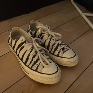 Converse zebra - Säljer dessa jätte snygga zebra converse med unikt mönster och allt coola under! Finns ej att köpa någon stans, passar både 39 o 40🪩