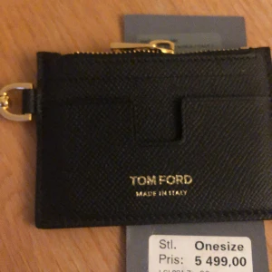 TOM FORD Y0310T NECK STRAP WALLET - Kan mötas upp så ni kan få kolla på den irl.  Tyvärr inget kvitto , men inget bux.