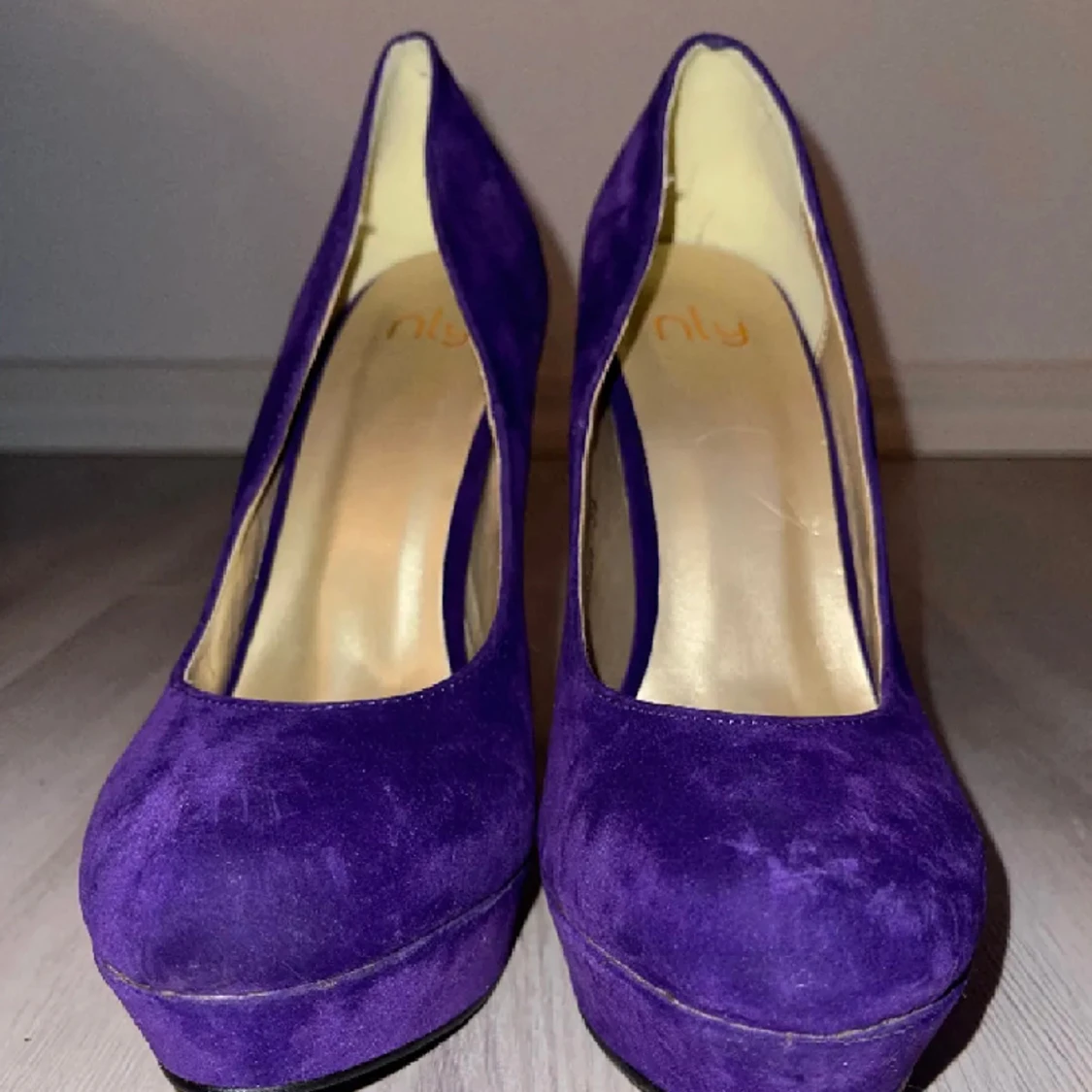 Hej säljer dessa par klackskor i Storlek 39. Helt oanvända, kan mötas upp eller frakta. För frågor är de bara att skicka ett meddelande - 90