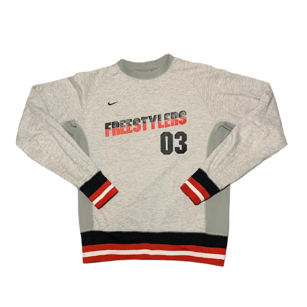 Vintage y2k 00s Nike freestylers sweatshirt. En tvär fet retro tröja från 2003 i fint skick! . Tröjor & Koftor.
