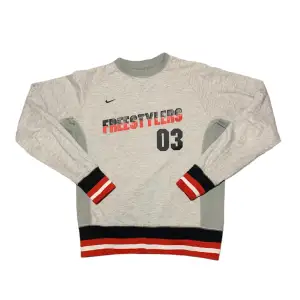 Vintage y2k 00s Nike freestylers sweatshirt. En tvär fet retro tröja från 2003 i fint skick! 