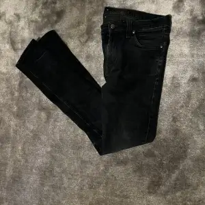 Säljer nu dessa stilrena och grischiga jeans från märket nudie. Jeansen är i mycket bra skick. De ser svarta ut på bilderna men är mörkblåa, dåligt ljus. Bara att skriva vid frågor eller funderingar. Mvh