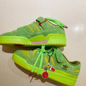 Säljer Adidas grinch skor dem kom ut förra året för 1800kr. Mitt pris:1300kr Stockxpris:2050kr Storlek:44 Om du undrar något är det bara att fråga och priset är diskuterbart:)