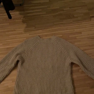 Stickad tjock tröja - Stickad tröja som är väldigt varm och är i bra skick.