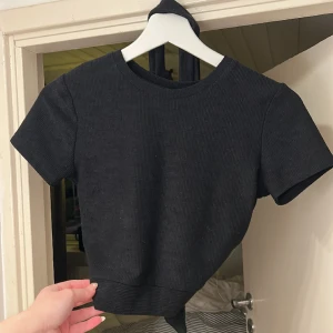 Söt topp ifrån Gina  - Gullig topp ifrån Gina med öppen rygg, storlek S ❤️