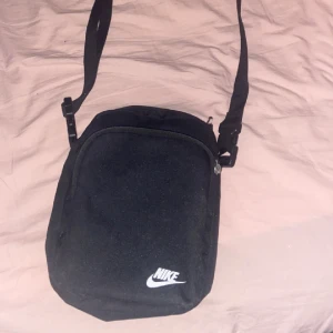 Axelband väska - En axelband väska köpt för 500 kr säljes billigt 