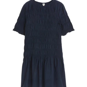 Marinblå klänning Arket - Så fin kort klänning från Arket. Använt endast en gång så är som ny. Nypris 890 