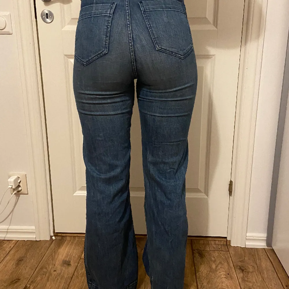 Ett par högmidjade unika jeans i ett mjukare jeans material som ej kommer till användning längre.. Jeans & Byxor.