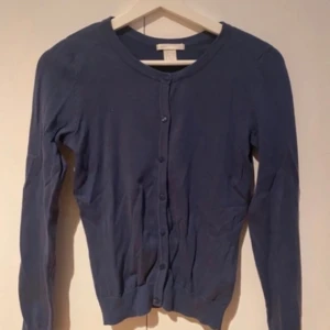 mörkblå kofta - Söt mörkblå kofta som inte kommer till användning. Bra kvalitet utan några defekter! 💗