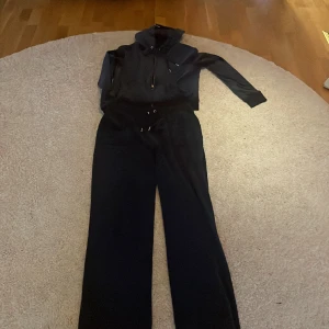 Juicy set blå - Jag säljer detta blåa juicy couture set som är i jättefint skick eftersom jag inte använder det så mycket längre. 