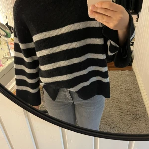 Stickad tröja  - Jättefin stickad tröja på Gina Tricot som knappt är använd. Storlek S