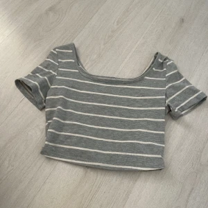 Randig kort t-shirt - Randig t-shirt, köpt på Shein därav billigt pris🤍