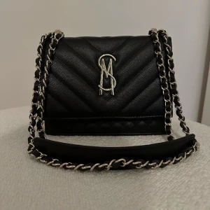 Steve Madden Bamara Crossbody Bag - Väskan är 20 cm bred & 14 cm hög. Använd ett fåtal gånger, mycket bra skick. 