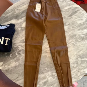 Zara skinnimitation byxor - zara skinnimitation byxor dam stl S  Helt ny med prislapp  Köpte för 250kr Säljer pågrund av att de inte passar mig. ( retur tiden ute ) 
