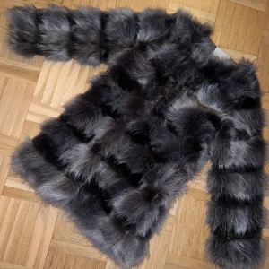 Fejkpäla jacka - Använd en gång, hängt i garderoben sen flera år tillbaka, köpt för 999kr på Madlady för några år sedan. Storlek M. Finns på andra sidor med