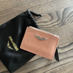 Zadig Voltaire korthållare - Korthållare från Zadig & Voltaire. Superfin men ganska använd så slitningar finns som syns på bilderna✨ dustbag kommer med