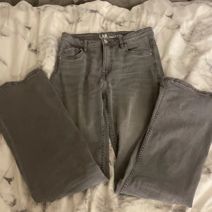 bootcut jeans - Säljer mina bootcut jeans eftersom de inte kommer till användning och de är mer mid waist än low skulle jag säga💞