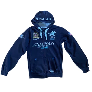 Svart zip Ralph Lauren - Svart Ralph Lauren zipup hoodie, skriv vid frågor eller för fler bilder. Pris går att diskutera