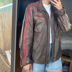Vintage bikerjacka - En vintage bikerjacka köpt på myrorna, har ingen storlek, men jag är storlek 36 och är lite oversize på mig. Blek på ena sidan va ryggen