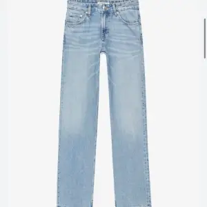 Säljer dessa straight jeansen från Pull and Bear i storlek 34. Jättesnygga men tyvärr lite små på mig. Jag är 170 cm lång för referens💕 skriv privat för frågor 