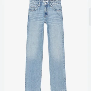 Jeans - Säljer dessa straight jeansen från Pull and Bear i storlek 34. Jättesnygga men tyvärr lite små på mig. Jag är 170 cm lång för referens💕 skriv privat för frågor 