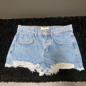 Jeansshorts - Så snygga jeansshorts från stradivarius som tyvärr inte kommer till användning! Storlek 34🩵
