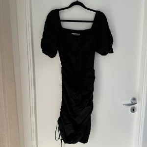 Adoore klänning - Säljer min svarta adoore klänning i storlek 36, aldrig använd och har fortfarande prislapp.