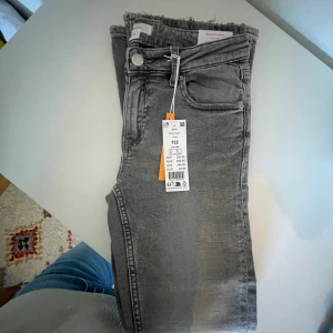Gråa jeans  - Ett par ljus gråa jeans från Ginatricot. Lappen sitter kvar , endast testade en gång.  