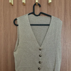 Väst - Guldig glitter väst