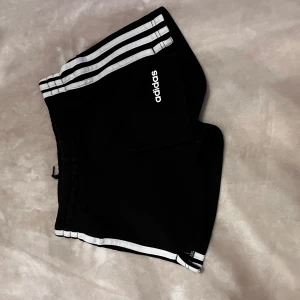 Adidas shorts - Adidas shorts för 9-10y. Skriv till mig vid frågor så svarar jag så snabbt jag kan!💞