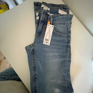 Jeans  - Ett par blå jeans från Ginatricot.  Endast testade en gång . Han inte lämna tillbaka de  i tid därför de sänkta priset . 