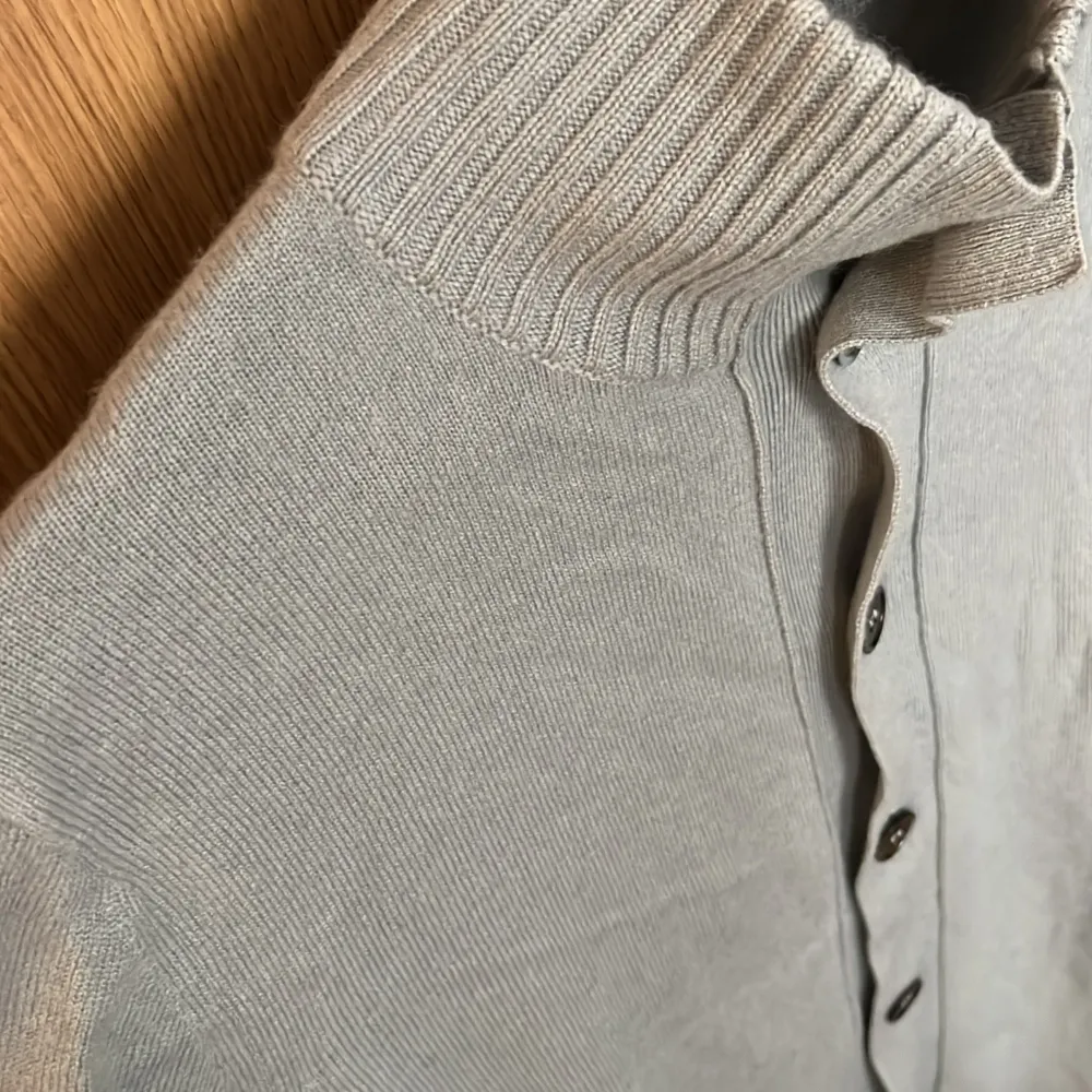 Finstickad 100% cashmere tröja från märket SOFT GOAT i nyskick. Använd 2 gånger. Turkos färgad. Nypris 2695 kr. . Tröjor & Koftor.