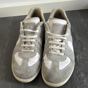 Maison Margielas  - Säljer mina Maison margielas nu. Köpta från otherhandstore. Lite smutsiga i nuläget men går lätt bort med tvätt och mockaborste. Kan tvätta innan köp. Innersulan är 26 cm. Kom privat för fler bilder och om ni har frågor. Skor o dustbak kommer med.
