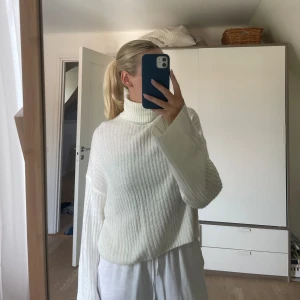 Stickad vit tröja med polokrage - Vit stickad tröja med polokrage från H&M, storlek XS 