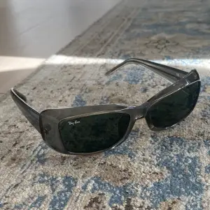 Gråa solglasögon från Ray-Ban i en grå färg. Sparsamt använda och har inga repor eller skador. Fodral medföljer.