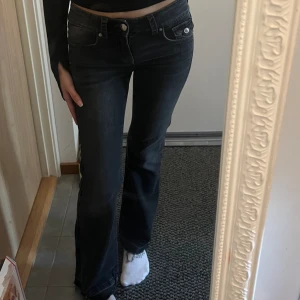 Lågmidjade bootcut jeans - Lågmidjade jeans från gina tricot young, de är i storlek 152 men sömmarna längst ner är uppsprättade för att de ska bli längre och passar mig perfekt som är 1,55.  De är nästan aldrig använda så de är i fint skick! 